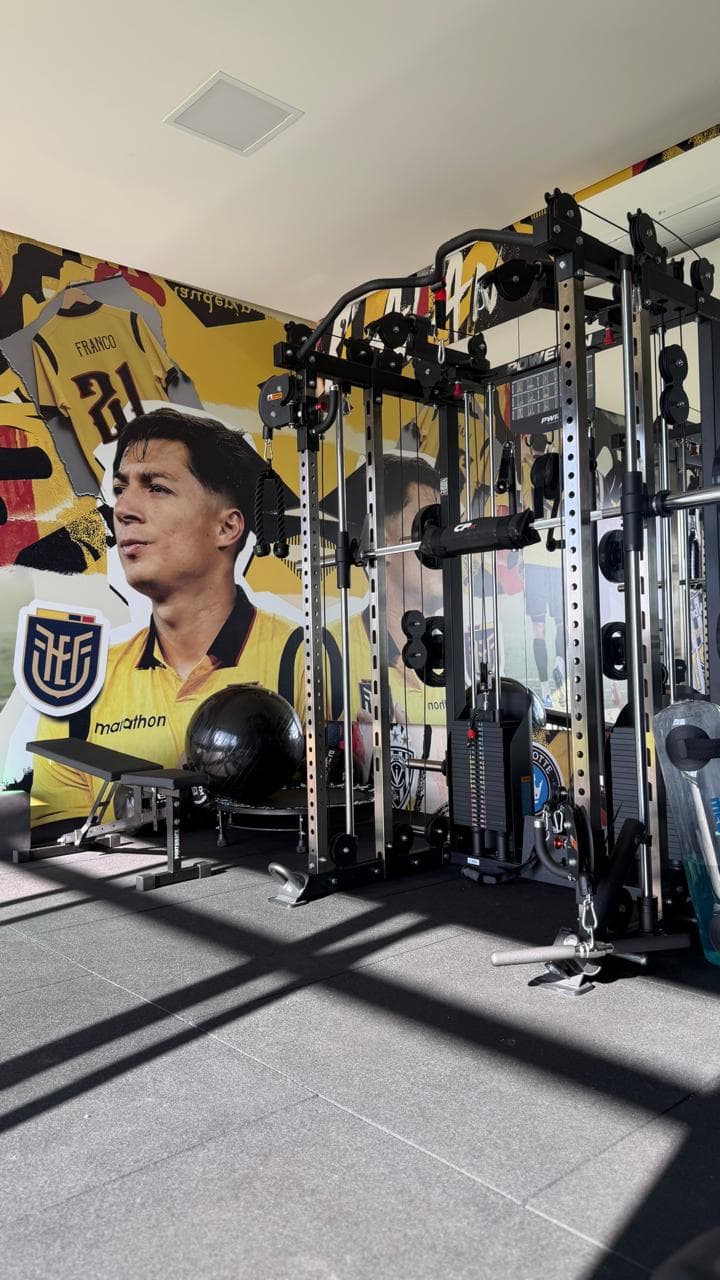 Sala de musculação com máquina de cabo em academia de atleta profissional